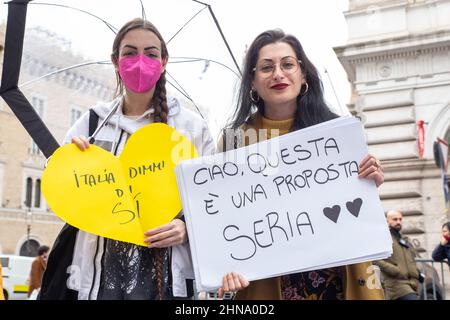 Roma, Italia. 14th Feb 2022. Flashmob a Roma il giorno di San Valentino organizzato dagli attivisti della rete per la riforma della cittadinanza. (Foto di Matteo Nardone/Pacific Press) Credit: Pacific Press Media Production Corp./Alamy Live News Foto Stock