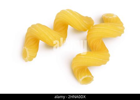 pasta cruda cavatappi isolata su fondo bianco con percorso di taglio e profondità di campo. Vista dall'alto. Disposizione piatta Foto Stock