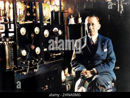 Ritratto dell'inventore italiano e pioniere radiofonico Guglielmo Marconi seduto di fronte ad un telegrafo in laboratorio a bordo del suo yacht 'Electraa'. Circa 1935 Foto Stock