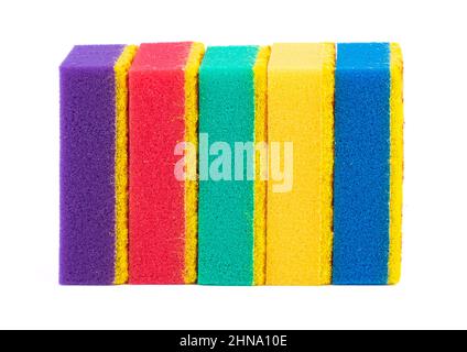 Primo piano di spugne multicolore per il lavaggio di piatti su sfondo bianco. Utensili per la casa. Foto Stock