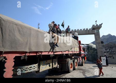 Peshawar, Pakistan. 15th Feb 2022. Camion di Torkham che trasporta gli articoli di rilievo dalla Fondazione al-Khidmat per gli afghani che entrano in Afghanistan al confine di Torkham. (Foto di Hussain Ali/Pacific Press) Credit: Pacific Press Media Production Corp./Alamy Live News Foto Stock