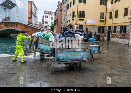 VENEZIA, ITALIA. 15 Febbraio, 2022. Binmen raccolgono rifiuti che vengono caricati su una chiatta del canale a Venezia. Credit: amer Ghazzal/Alamy Live News Foto Stock