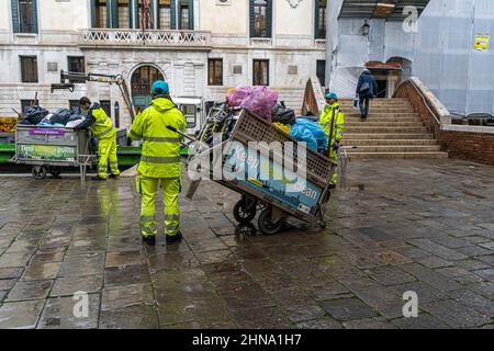 VENEZIA, ITALIA. 15 Febbraio, 2022. Binmen raccolgono rifiuti che vengono caricati su una chiatta del canale a Venezia. Credit: amer Ghazzal/Alamy Live News Foto Stock