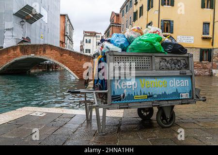 VENEZIA, ITALIA. 15 Febbraio, 2022. Binmen raccolgono rifiuti che vengono caricati su una chiatta del canale a Venezia. Credit: amer Ghazzal/Alamy Live News Foto Stock