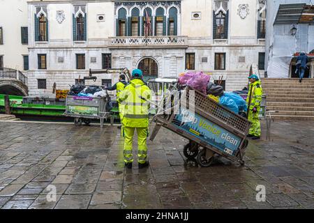 VENEZIA, ITALIA. 15 Febbraio, 2022. Binmen raccolgono rifiuti che vengono caricati su una chiatta del canale a Venezia. Credit: amer Ghazzal/Alamy Live News Foto Stock