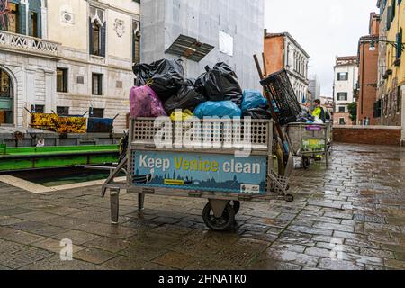 VENEZIA, ITALIA. 15 Febbraio, 2022. Binmen raccolgono rifiuti che vengono caricati su una chiatta del canale a Venezia. Credit: amer Ghazzal/Alamy Live News Foto Stock