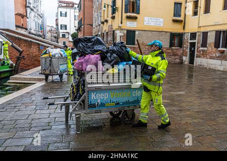 VENEZIA, ITALIA. 15 Febbraio, 2022. Binmen raccolgono rifiuti che vengono caricati su una chiatta del canale a Venezia. Credit: amer Ghazzal/Alamy Live News Foto Stock