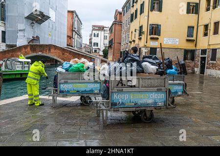 VENEZIA, ITALIA. 15 Febbraio, 2022. Binmen raccolgono rifiuti che vengono caricati su una chiatta del canale a Venezia. Credit: amer Ghazzal/Alamy Live News Foto Stock