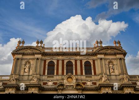 Particolare della facciata di Palazzo Carignano che domina Piazza Carlo Alberto nel centro storico di Torino, Piemonte, Italia Foto Stock