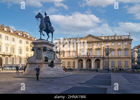 Piazza Bodoni con la statua equestre del generale Alfonso la Marmora (1804-1878) e il Conservatorio di Musica Giuseppe Verdi, Torino Foto Stock