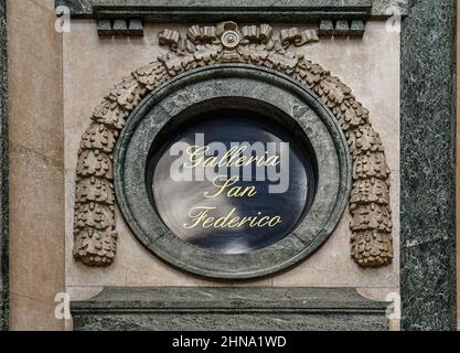 Primo piano di un segno decorativo della Galleria San Federico, galleria commerciale nel centro storico di Torino, Piemonte, Italia Foto Stock