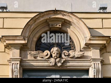 Particolare di un angelo decorativo o putto sulla facciata della Chiesa reale di San Lorenzo nel centro storico di Torino, Piemonte, Italia Foto Stock