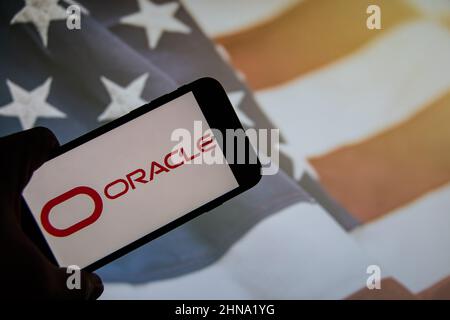 Rheinbach, Germania 23 ottobre 2021, il logo del marchio del produttore americano di software e hardware 'Oracle' sul display di uno smartphone Foto Stock