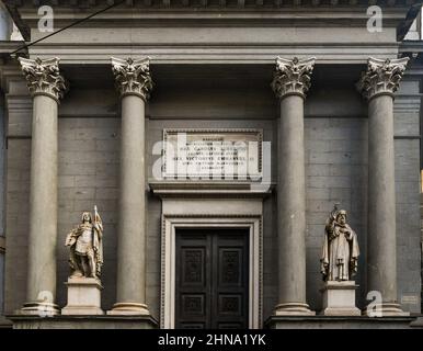 Facciata della Basilica Mauriziana in stile neoclassico con due imponenti statue raffiguranti i Santi Maurizio e Lazzaro (1834), Torino, Piemonte Foto Stock