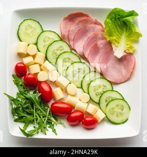 Cibo sano per la colazione. Un set di verdure fresche e latticini Foto Stock