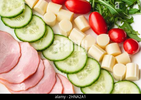 Cibo sano per la colazione. Un set di verdure fresche e latticini Foto Stock