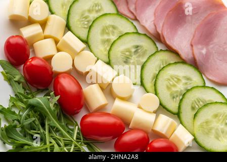 Cibo sano per la colazione. Un set di verdure fresche e latticini Foto Stock