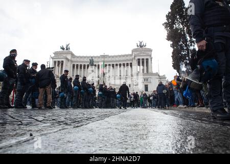 Roma, Italia. 14th Feb 2022. Manifestazione in Piazza Venezia a Roma organizzata dal movimento "No Green Pass" (Credit Image: © Matteo Nardone/Pacific Press via ZUMA Press Wire) Foto Stock