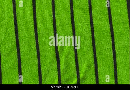 Fondo caldo di lana lavorato a maglia in khaki verde. Bei tessuti in lana a maglia con strisce verticali nere. Foto Stock