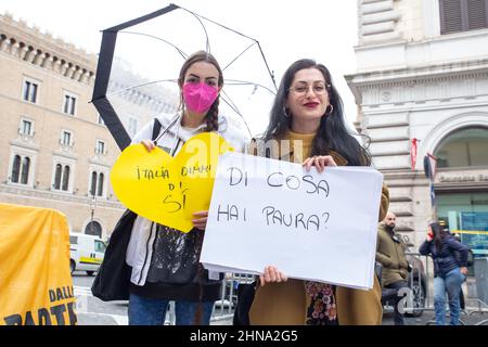 Roma, Italia. 14th Feb 2022. Flashmob a Roma il giorno di San Valentino organizzato dagli attivisti della rete per la riforma della cittadinanza. (Foto di Matteo Nardone/Pacific Press/Sipa USA) Credit: Sipa USA/Alamy Live News Foto Stock