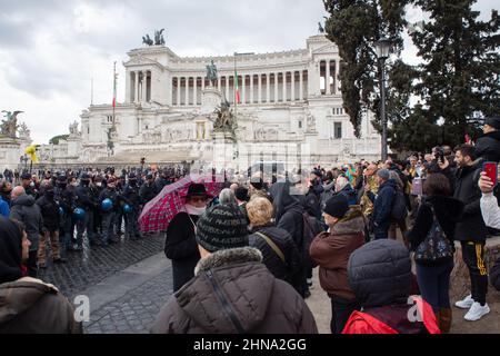 Roma, Italia. 14th Feb 2022. Manifestazione in Piazza Venezia a Roma organizzata dal movimento "No Green Pass" (Credit Image: © Matteo Nardone/Pacific Press via ZUMA Press Wire) Foto Stock