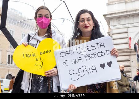 Roma, Italia. 14th Feb 2022. Flashmob a Roma il giorno di San Valentino organizzato dagli attivisti della rete per la riforma della cittadinanza. (Credit Image: © Matteo Nardone/Pacific Press via ZUMA Press Wire) Foto Stock