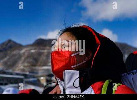 Yanqing, Cina. 15th Feb 2022. Un volontario cinese nel distretto di Yanqing a Pechino, Cina, 15 febbraio 2022, durante la corsa di discesa delle donne. Credit: Roman Vondrous/CTK Photo/Alamy Live News Foto Stock