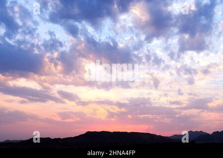 Cielo nuvoloso colorato al tramonto. Colore sfumato. Cielo viola con nuvole Foto Stock