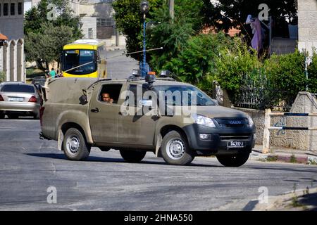 Veicolo dell'esercito israeliano che pattuglia le strade in Cisgiordania Foto Stock