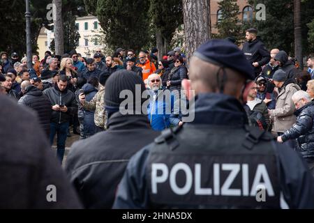 Roma, Italia. 14th Feb 2022. Manifestazione in Piazza Venezia a Roma organizzata dal movimento "No Green Pass" (Credit Image: © Matteo Nardone/Pacific Press via ZUMA Press Wire) Foto Stock