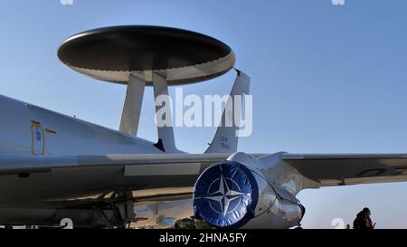 Aeroporto di Gando Isole Canarie Spagna OTTOBRE, 21, 2021 Radar dome, rotodome, sopra la fusoliera di un velivolo di sorveglianza NATO. Boeing e-3 Sentry AWACS Foto Stock