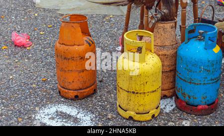 Bottiglie vecchie bombole di gas con codice colore al mercato delle pulci Foto Stock