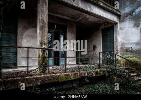 Febbraio 2022, abbandonato l'asilo nel nord Italia, urbex Foto Stock