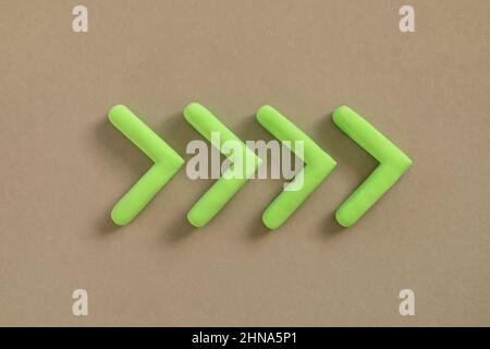 Frecce verdi che puntano a destra. Freccia tridimensionale che mostra la direzione su sfondo neutro. Concetto di sviluppo, andare verde o targ direzione Foto Stock