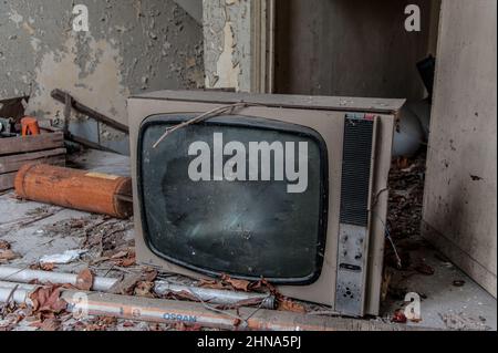 Febbraio 2022, vecchia televisione disutilizzata in un asilo abbandonato Foto Stock