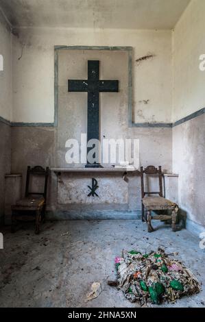 Febbraio 2022, abbandonata cappella cattolica in disuso, in un asilo abbandonato Foto Stock