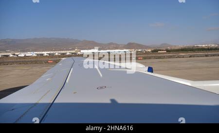 Gran Canaria Gando Aeroporto Isole Canarie Spagna OTTOBRE, 21, 2021 Vista dell'ala di un aereo spia americano dall'interno. Boeing e-3 Sentry AWACS (Airb Foto Stock