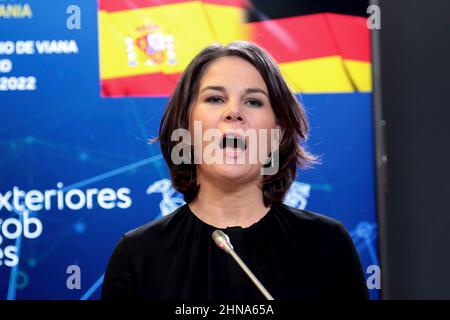 Madrid, spagnolo. 15th Feb 2022. Madrid, Spagna; 15.02.2022.- incontro del Ministro degli Esteri spagnolo, José Manuel Albares, con il Ministro federale degli Affari esteri della Germania, Annalena Baerbock, al Palacio de Viana di Madrid. Conferenza stampa dopo la riunione, in cui hanno discusso la situazione in Ucraina e Russia. Credit: Juan Carlos Rojas/Picture Alliance/dpa/Alamy Live News Foto Stock