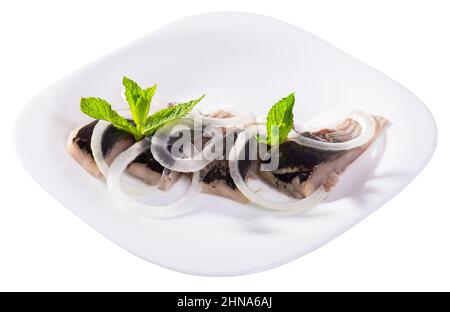 Aringhe sottaceto con cipolle e foglie di menta Foto Stock