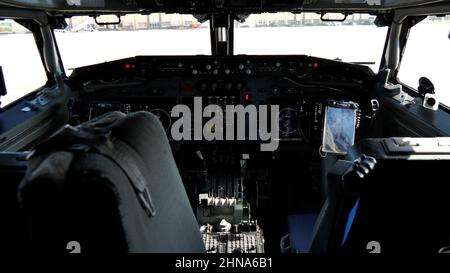 Gran Canaria Gando Airport Spagna OTTOBRE, 21, 2021 Cockpit di un aereo americano spia, sorveglianza, controllo e comunicazioni. Boeing e-3 Sentry A. Foto Stock