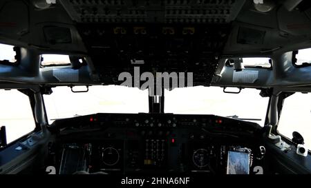 Gran Canaria Gando Airport Spagna OTTOBRE, 21, 2021 Cockpit di un aereo americano spia, sorveglianza, controllo e comunicazioni. Boeing e-3 Sentry A. Foto Stock