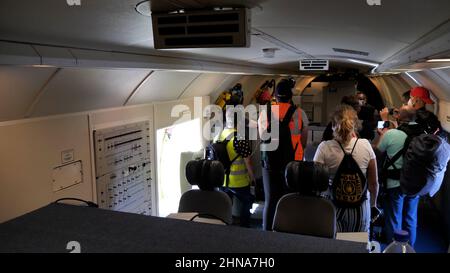 Aeroporto di Gando Spagna OTTOBRE, 21, 2021 i giornalisti visitano l'interno di un aereo spia usato dagli americani per controllare i nemici. Boeing e-3 Sentry AWACS (Air Foto Stock