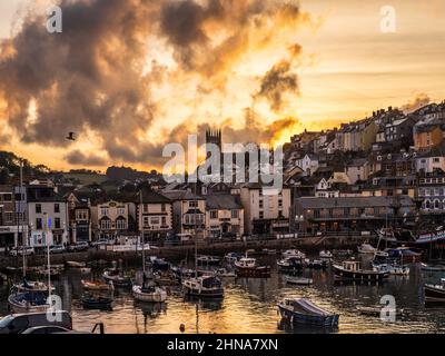 Un drammatico tramonto tempestoso sulla Chiesa di tutti i Santi a Brixham, Devon. Foto Stock