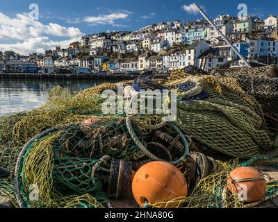 Una giornata di sole nel porto di pescatori di Brixham nel Devon meridionale. Foto Stock