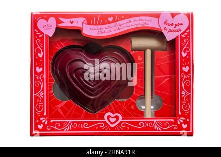 Amatevi a pezzi cuore di cioccolato e martello da M&S ideale per San Valentino isolato su sfondo bianco Foto Stock