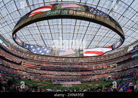 Domenica 13 febbraio 2022, 2022; Inglewood, CA USA; Una vista generale all'interno del SoFi Stadium durante l'inno nazionale prima del Super Bowl LVL tra i Cincinnati Bengals e i Los Angeles Rams. I Rams batterono i Bengals 23-20. (Kim Hukari/immagine dello sport) Foto Stock