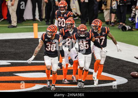 Domenica 13 febbraio 2022, 2022; Inglewood, CA USA; la safety gratuita dei Cincinnati Bengals Jessie Bates (30) festeggia con i cornerback Jalen Davis (35), Trae Waynes (26) Eli Apple (20) e il defensive back Tony Brown (27) dopo aver intercettato il quarterback dei Los Angeles Rams Matthew Stafford (9) durante il Super Bowl LVL al SoFi Stadium. I Rams batterono i Bengals 23-20. (Kim Hukari/immagine dello sport) Foto Stock