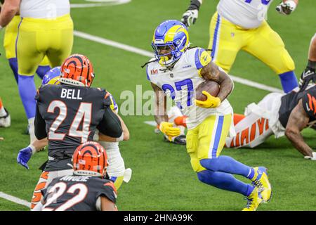 Domenica 13 febbraio 2022, 2022; Inglewood, CA USA; il running back dei Los Angeles Rams Darrell Henderson (27) corre con la palla durante il Super Bowl LVL contro i Cincinnati Bengals al SoFi Stadium. I Rams batterono i Bengals 23-20. (Kim Hukari/immagine dello sport) Foto Stock