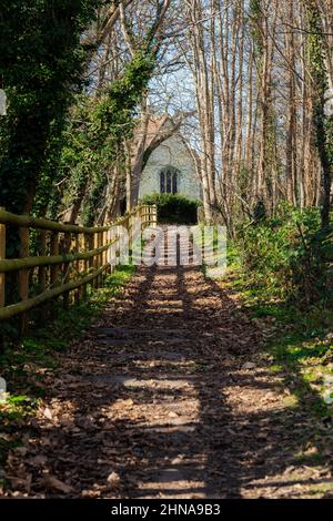 Sentiero che conduce alla Chiesa di San Martino a Riarsh vicino Maidstone, Kent, Inghilterra Foto Stock