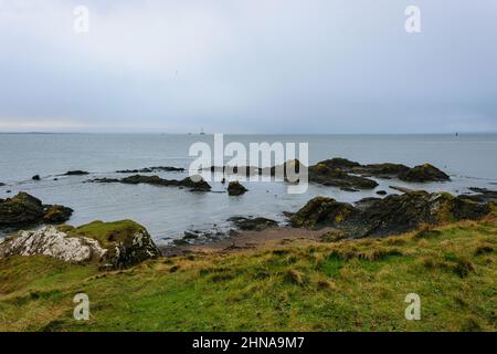 Guardando attraverso il Firth of Forth al porto di Elie sulla costa di Fife, Scozia. Foto Stock